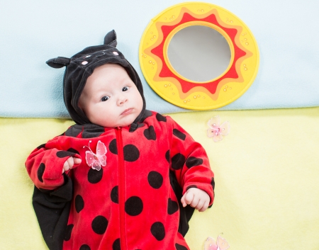 MARTEDI 4 MARZO SALUTIAMOCI IN QUESTA SEZIONE - Pagina 3 25061094-bella-bambina-vestita-in-costume-da-coccinella-su-sfondo-verde-il-concetto-di-infanzia-e-festa
