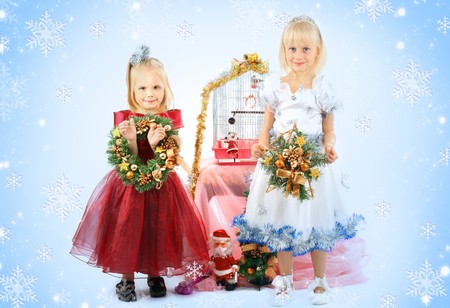 Dos pequeñas niñas en amigos vestidos de princesas celebrar la Navidad Foto de archivo Dos pequeñas niñas en amigos vestidos de princesas celebrar la Navidad Foto de archivo