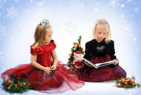 Dos pequeñas niñas en amigos vestidos de princesas celebrar la Navidad Foto de archivo. Dos pequeñas niñas en amigos vestidos de princesas celebrar la Navidad Foto de archivo.