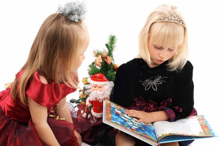 Dos pequeñas niñas en amigos vestidos de princesas celebrar la Navidad Foto de archivo. Dos pequeñas niñas en amigos vestidos de princesas celebrar la Navidad Foto de archivo.
