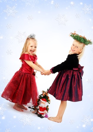 Dos pequeñas niñas en amigos vestidos de princesas celebrar la Navidad Foto de archivo. Dos pequeñas niñas en amigos vestidos de princesas celebrar la Navidad Foto de archivo.