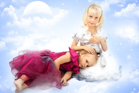 Dos pequeñas niñas en amigos vestidos de princesas celebrar la Navidad Foto de archivo. Dos pequeñas niñas en amigos vestidos de princesas celebrar la Navidad Foto de archivo.