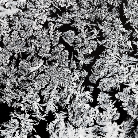25415113-snowflakes-and-frost-on-glass-close-up--frosty-black-and-white-pattern-on-window-in-cold-winter-day.jpg