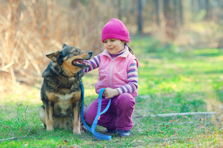Niña feliz con el perro en el bosque. Foto de archivo. Niña feliz con el perro en el bosque. Foto de archivo.