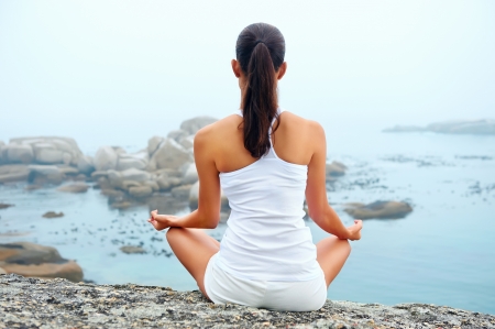 yoga plage femme faisant poser à l'océan pour la santé zen et style de vie paisible Banque d'images - 20571216