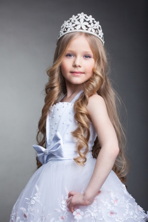 Studio portrait d'une petite fille jolie tiare Banque d'images - 17639441