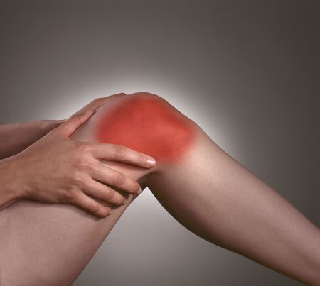 Douleur arthrosique dans les articulations du genou, mains frottement de la douleur. Banque d'images - 6702711