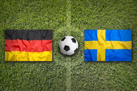 スロバキア対ドイツ緑のサッカー フィールドにフラグを設定します の写真素材 画像素材 Image