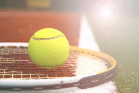 テニス ボール 背景をぼかした写真付きテニスコートでテニス ラケット の写真素材 画像素材 Image テニス ボール 背景をぼかした写真付きテニスコートでテニス ラケット の写真素材 画像素材 Image