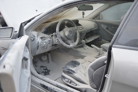 灰色のほこりの内側ラダーと開かれたドアに傷が付いている車のシート の写真素材 画像素材 Image