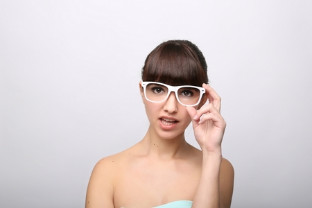 面白い表現 ピンクの背景のメガネをかけて面白い表現と美しい女性 の写真素材 画像素材 Image 面白い表現 ピンクの背景のメガネをかけて面白い表現と美しい女性 の写真素材 画像素材 Image