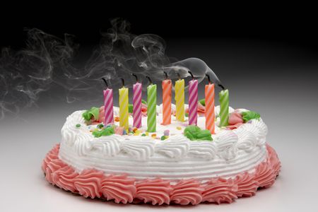 All'ingresso del castello nella stanza dei cassetti 5311935-torta-di-compleanno-con-il-fumo-proveniente-da-soffiato-le-candeline