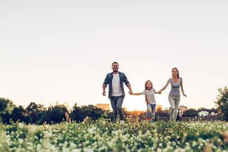 Pai Com Filhos. Pai E Crianças Felizes Passando Um Tempo Juntos