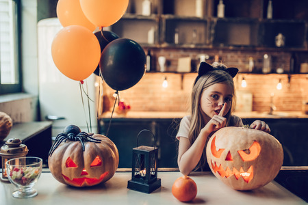楽しいハロウィンをお過ごし下さい かわいい女の子は ハロウィンの準備中です ハロウィンメイク アップの猫と台所にカボチャを楽しんでください の写真素材 画像素材 Image 楽しいハロウィンをお過ごし下さい かわいい女の子は ハロウィンの準備中です ハロウィンメイク アップの猫と台所にカボチャを楽しんでください の写真素材 画像素材 Image