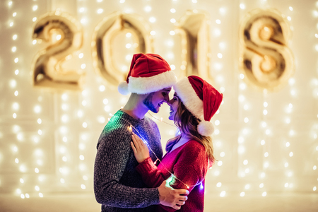 ロマンチックなカップルが楽しんで屋外クリスマス前に冬に 大晦日に一緒に過ごす時間を楽しんでいます 2 人の恋人はハグ 聖バレンタインの日のキスします の写真素材 画像素材 Image 90325351