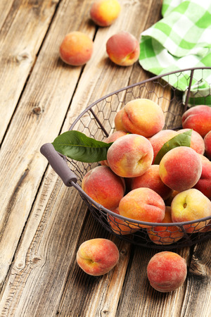 茶色の木製の背景に熟した桃の果実 の写真素材 画像素材 Image 茶色の木製の背景に熟した桃の果実 の写真素材 画像素材 Image