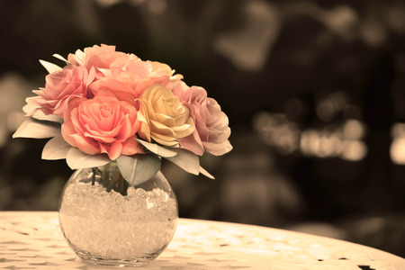 手作り紙のコーヒー フィルターから作られたバラ庭園を飾る花瓶を追加します の写真素材 画像素材 Image