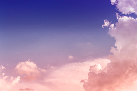 Ciel Bleu Clair Et Leger Nuage Rose Avec La Lumiere Du Soleil Doux Banque D Images Et Photos Libres De Droits Image