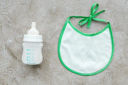ペットボトルと乳児用乳の母乳で健康な食品を粉末にし 石のテーブルの背景の上で 赤ちゃんの給餌のために トップビューモックアップ の写真素材 画像素材 Image