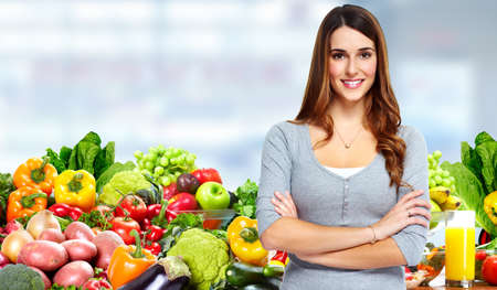 Femme avec des fruits et légumes.