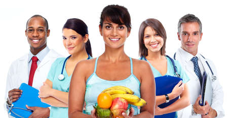 Jeune femme asiatique avec des fruits. Alimentation saine et perte de poids.
