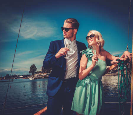Luxe banque d'images, vecteurs et illustrations libres de droits Dressing luxueux pour couple