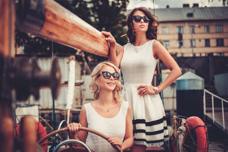 Luxe banque d'images, vecteurs et illustrations libres de droits Dressing luxueux pour couple