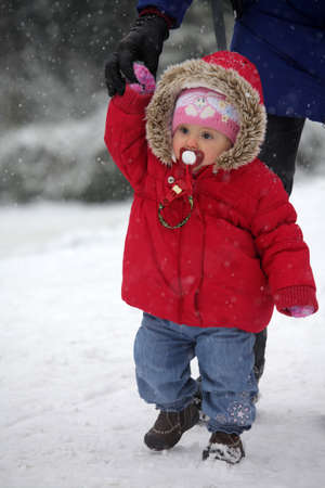 冬の寒い日に公園に雪の中でウォーキングの女の赤ちゃん の写真素材 画像素材 Image 20302284