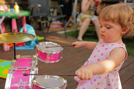 家の庭でおもちゃのドラムを再生かわいい女の子 の写真素材 画像素材 Image 家の庭でおもちゃのドラムを再生かわいい女の子 の写真素材 画像素材 Image