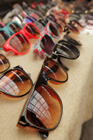 Lunettes de soleil avec verres photochromiques à vendre au marché aux puces en Italie Lunettes de soleil avec verres photochromiques à vendre au marché aux puces en Italie