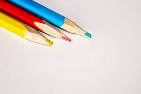 Rote Gelbe Und Blaue Buntstifte Und Weisses Blatt Papier Auf Dem Schreibtisch Lizenzfreie Fotos Bilder Und Stock Fotografie Image 86128899