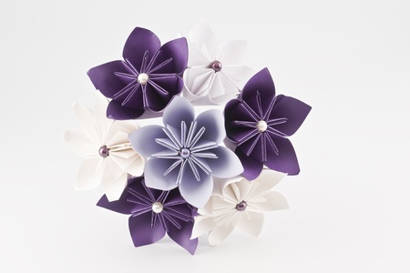 折り紙ウェディング ペーパー ブーケ 紫と白のビーズの花 の写真素材 画像素材 Image