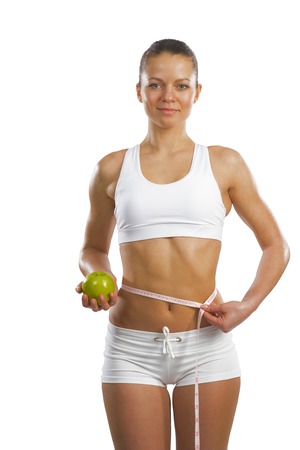 image d'une jeune femme séduisante avec ruban à mesurer et pomme verte