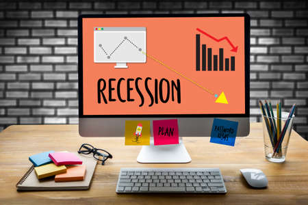 不況 不況 不況 世界経済危機 経済危機 景気後退傾向にある矢印の付いたビジネス グラフ下の金融リスクの失敗 不況下の株式市場のグラフ の写真素材 画像素材 Image 67328604