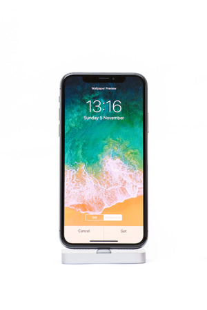 パリ フランス 17 年 11 月 5 日 新しいアップル Iphone X 10 分離スマート フォン壁紙選択 Secreen と白い背景 の写真素材 画像素材 Image パリ フランス 17 年 11 月 5 日 新しいアップル Iphone X 10 分離スマート フォン壁紙選択 Secreen と白い背景 の写真素材 画像素材 Image