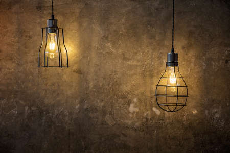 レトロなスタイルの電球を点灯します トレンディなデザイン 美しい漆喰壁背景の壁紙のために電球をぶら下げ の写真素材 画像素材 Image 7842