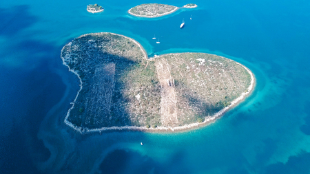Luftaufnahme Der Herzformigen Gale Njak Insel An Der Adriatischen Kuste Von Kroatien Lizenzfreie Fotos Bilder Und Stock Fotografie Image 63642061