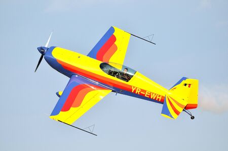 エクストラ 300s のアクロバット飛行飛行機航空ショー の写真素材 画像素材 Image