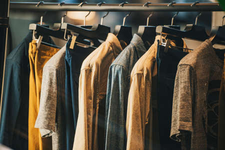 男性洋服ラック クローズ アップの写真に の写真素材 画像素材 Image