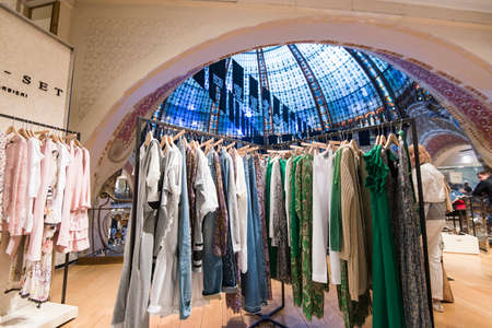 パリ フランス 17 年 5 月 8 日 パリ ラファイエット ギャラリーラファイエット百貨店でファンシーな服 の写真素材 画像素材 Image