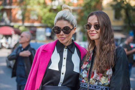 ミラノ イタリア 9月22 17 ファッショナブルな外観を持つ女性は ミラノファッションウィークでアルマーニファッションショーの前に写真家のためのポーズ ストリートスタイルのコンセプト春夏18 の写真素材 画像素材 Image ミラノ イタリア 9月22 17 ファッショナブルな外観を持つ女性は ミラノファッションウィークでアルマーニファッションショーの前に写真家のためのポーズ ストリートスタイルのコンセプト春夏18 の写真素材 画像素材 Image