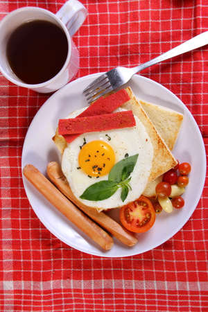 パンにソーセージとスモーク ビーフ トーストに卵のブルズアイのフード写真撮影クローズ アップ写真 の写真素材 画像素材 Image