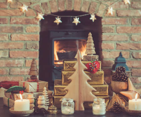 クリスマス Settinig ランタン プレゼント Woodburner 装飾 バック ライト 選択と集中の花輪が付いている暖炉の前のテーブルに手作りの木製飾り の写真素材 画像素材 Image 7705 クリスマス Settinig ランタン プレゼント Woodburner 装飾 バック ライト 選択と集中の花輪が付いている暖炉の前のテーブルに手作りの木製飾り の写真素材 画像素材 Image 7705