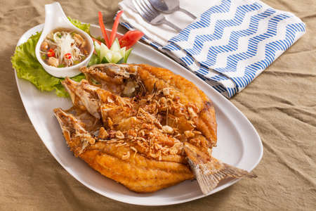 タイ風スパイシーなディップ ソース添えブラウン シャキッとした深い揚げ全体のスズキ魚の料理 の写真素材 画像素材 Image