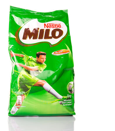 クアラルンプール マレーシア 15 年 2 月 15 日 ミロは 水または牛乳をアジア オーストラリアとニュージーランドで人気のある飲料の生産と混合されているチョコレート麦芽粉ネスレによって生成されます の写真素材 画像素材 Image