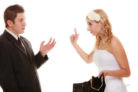 高い結婚式費用結婚とお金の概念 怒っている探している空の財布花嫁と花婿を驚かせた 分離悪い関係紛争けんか の写真素材 画像素材 Image