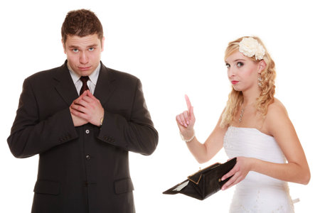 高い結婚式費用結婚とお金の概念 カップルの新郎と空の財布と花嫁 分離悪い関係紛争けんか の写真素材 画像素材 Image