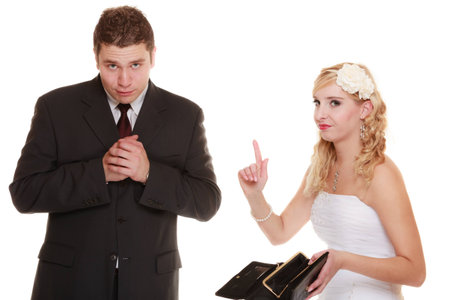 高い結婚式費用結婚とお金の概念 怒っている探している空の財布花嫁と花婿を驚かせた 分離悪い関係紛争けんか の写真素材 画像素材 Image