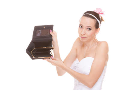 1 ドルと財布と花嫁 少女の財布とお金の現金を保持しています 結婚式の費用費用 支出 結婚と財務の概念 白の結婚式の女性のドレスに孤立した白い背景 の写真素材 画像素材 Image