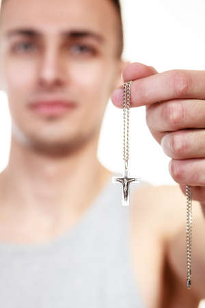 ペンダント ネックレス クロス十字架を抱きかかえた カトリック キリスト教 宗教のシンボルです の写真素材 画像素材 Image